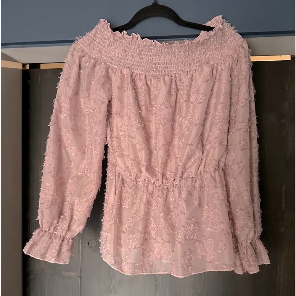 Cute light mauve long sleeve shirt, elastic on top, lined on top, med